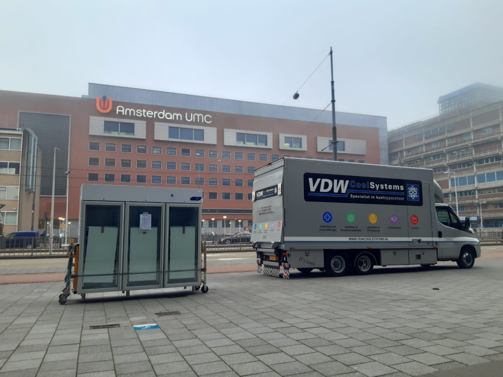 Levering en installatie van twee driedeurs medicijnkoelkasten